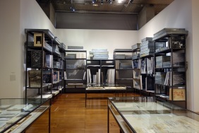 Bibliothèque de livres d'artiste d'Anselm Kiefer - l'installation n'est autre que la bibliothèque personnelle d'Anselm Kiefer dans laquelle sont conservés les livres d'artiste réalisés depuis une quarantaine d'années. Livres en carton, en plâtre ou en plomb.