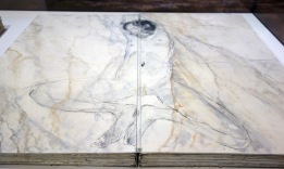 Pour A. Rodin - Falaises de marbre (2014) - aquarelle et mine de plomb sur carton enduit de plâtre - En hommage à Rodin, Kiefer reprend dans ces aquarelles le thème de la femme pétrifiée ou de la pierre s'animant en femme. Peints sur du plâtre, velouté comme la peau de la femme, et doux comme le bloc de marbre imaginé, ces dessins érotiques jouent de l'illustion et du simulacre prores à attiser le désir.