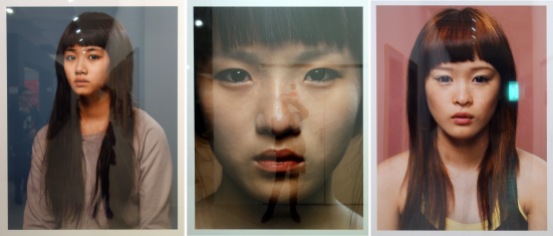 Cosmetic Girls - 2007-2008 - Hein Kuhn Oh (1963-) - Quelques photos faisant partie d'une série de 138 portraits de jeunes coréennes rencontrées dans des centres commerciaux. En se maquillant, elles deviennent ces filles de rêves, créatures désireuses d'échapper aux normes sociales.