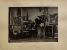 Pierre Molinier et sa muse à l'atelier, par Pierre Molinier - 1955