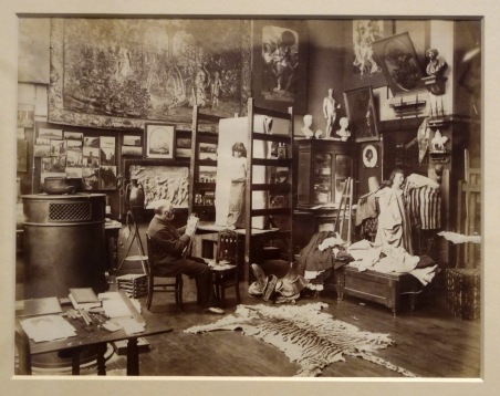 Gustave Boulanger dans son atelier à Paris avec un modèle, par Edmond Bénard - 1880