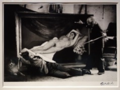 Atelier de Picasso, Paris, par Brassaï - 1944 Picasso mimant le peintre, et Jean Marais, le modèle