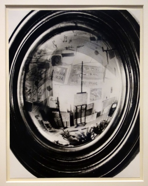 L'atelier de Maria Helena Vieira da Silva dans un miroir convexe, par Denise Colomb - 1968
